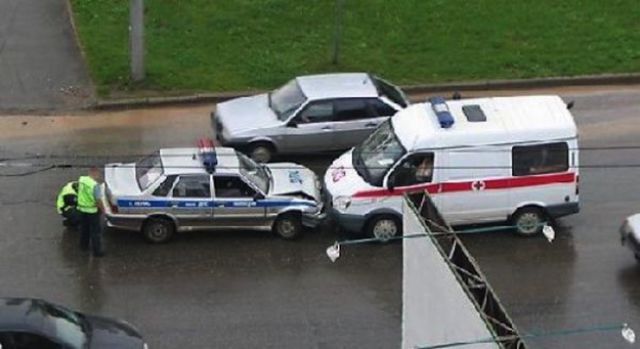 04-police-ambulance-crash-russia