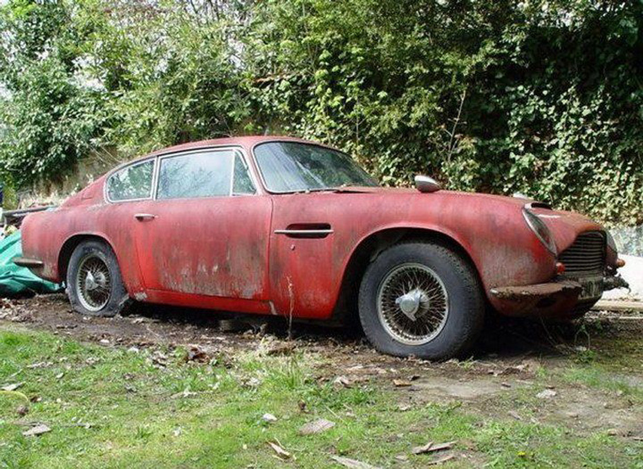 abandoned-supercars-Classic-Aston-Martin-DB5-19