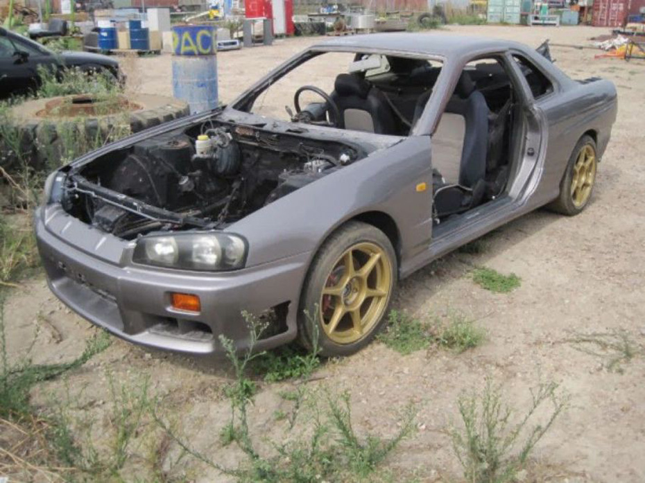 abandoned-supercars-Nissan-Skyline-01