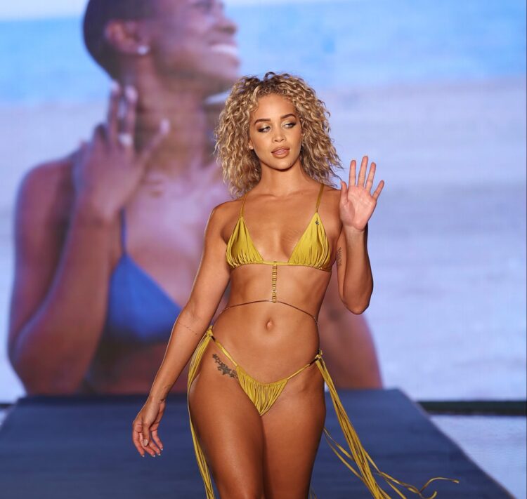 Jasmine Sanders 5