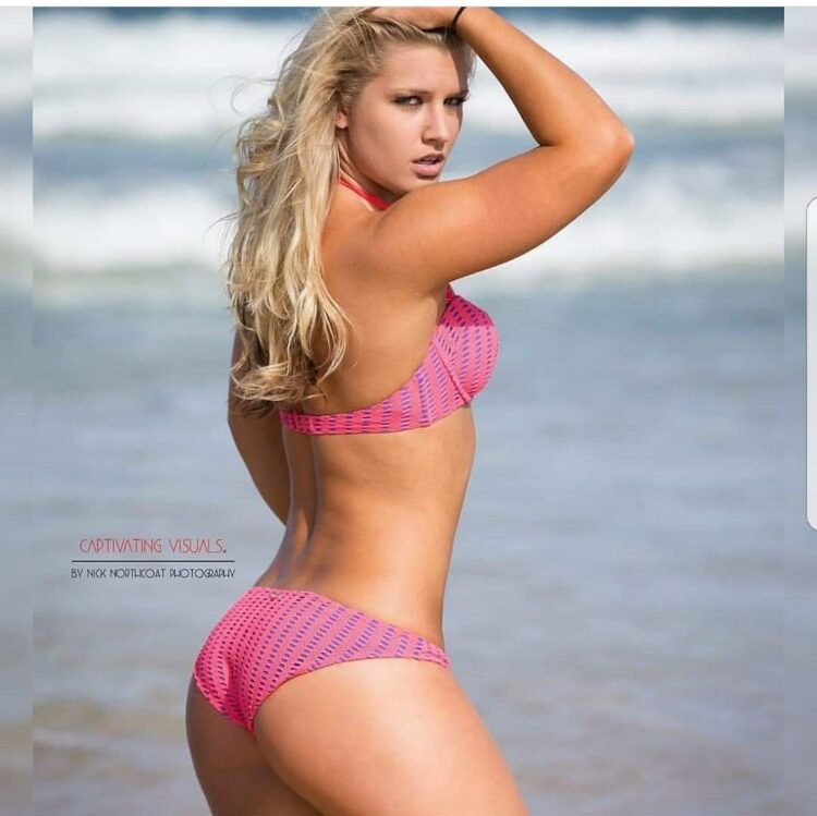 Toni Storm 3