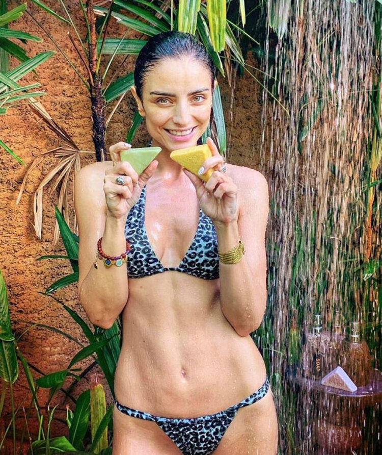 Aislinn Derbez 1