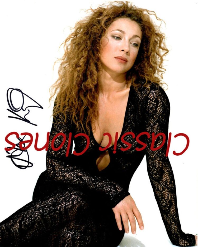 Alex Kingston 8