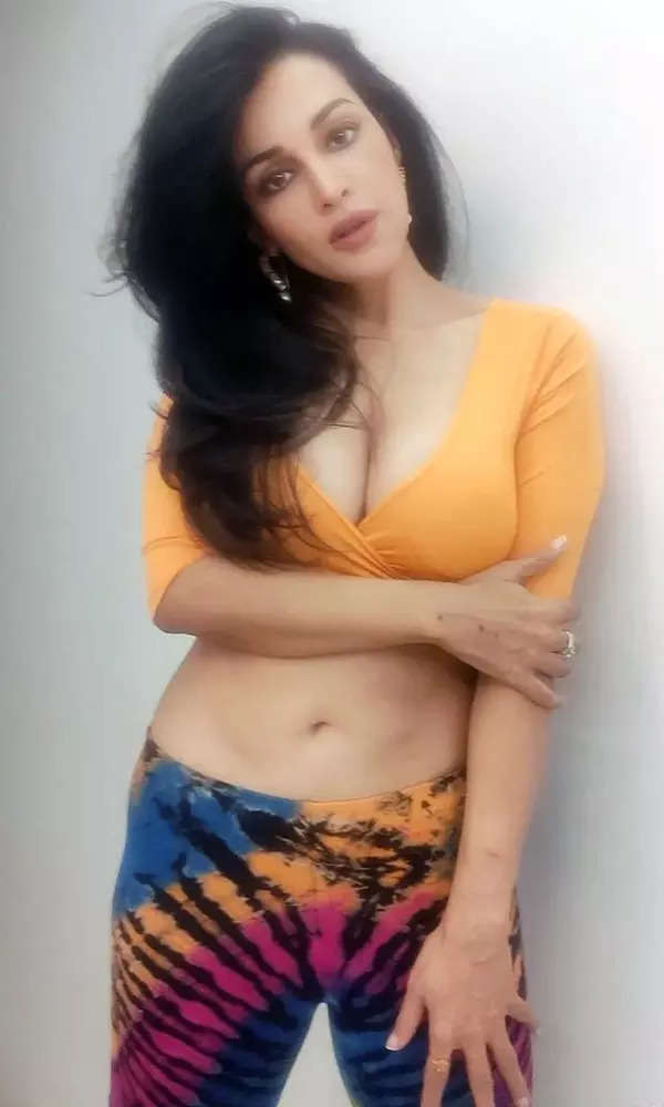 Flora Saini 8