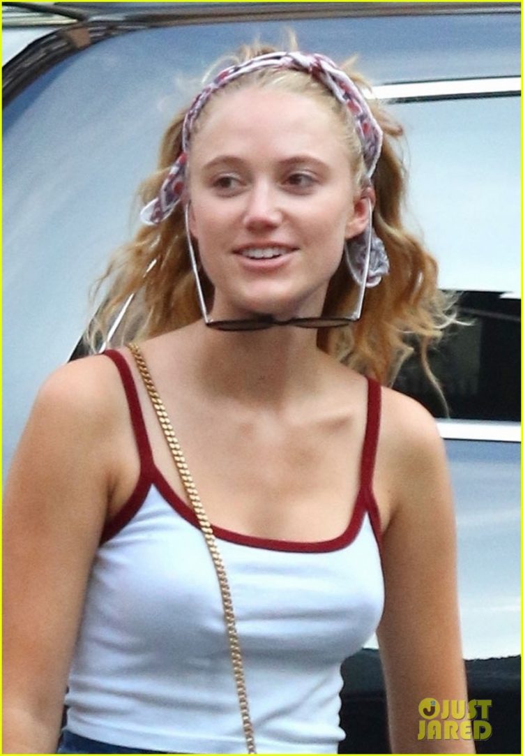 Maika Monroe 3