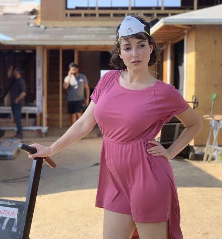 Milana Vayntrub 8