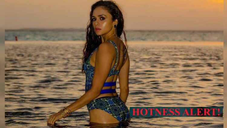 amruta khanvilkar