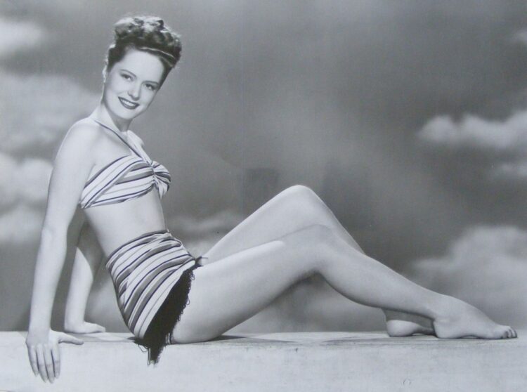 alexis smith feet 6