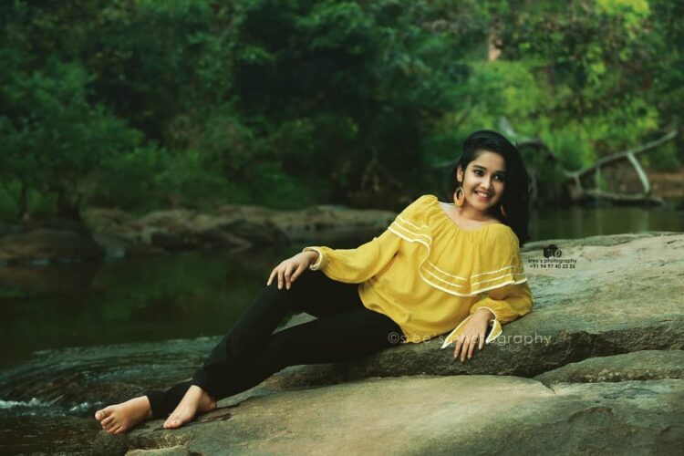 anikha surendran feet 2