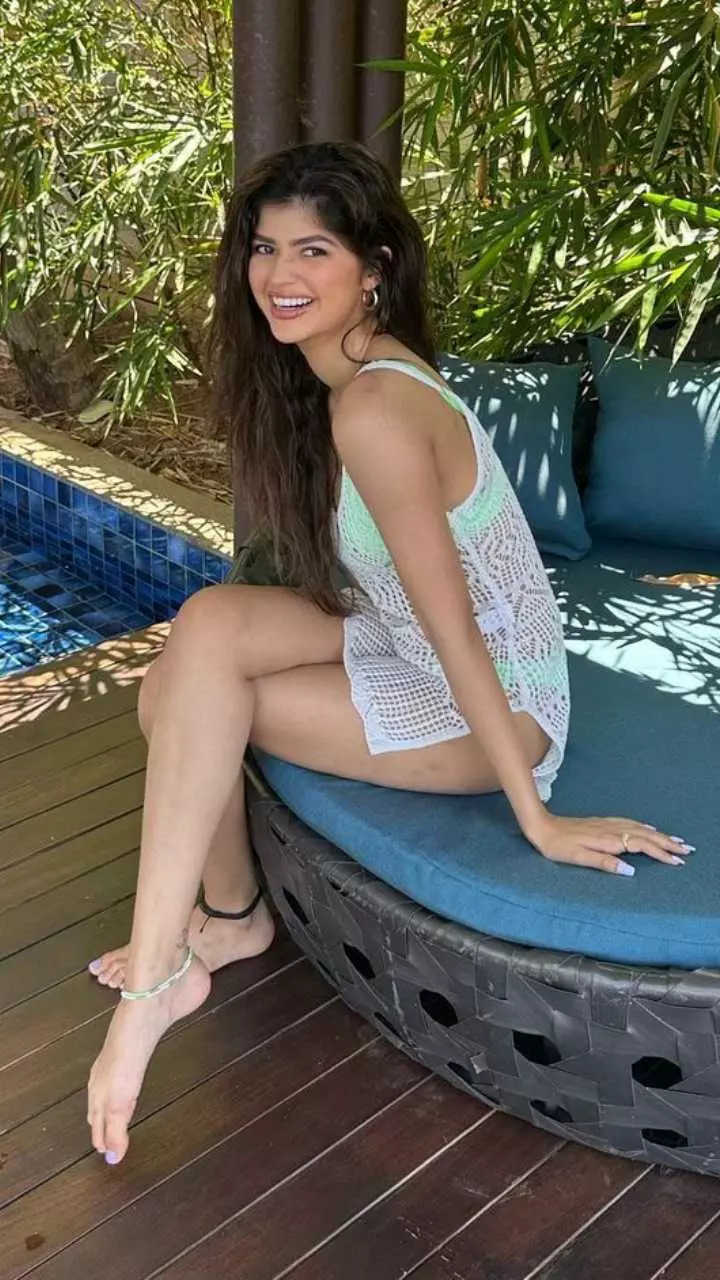 anjini dhawan feet