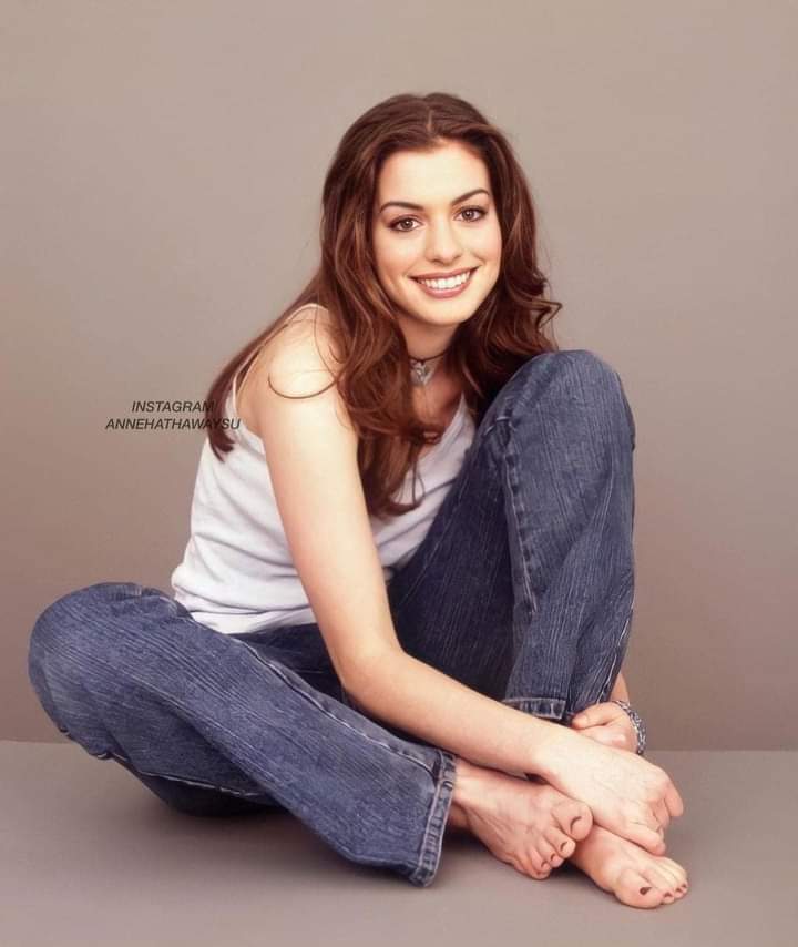 anne hathaway feet 6