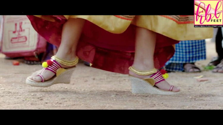 anupama parameswaran feet