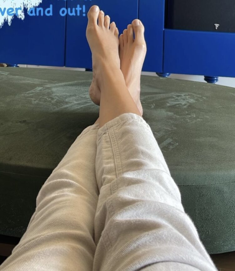 anushka sharma feet