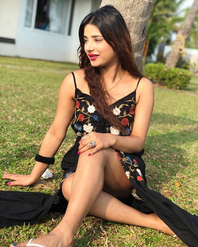 anushka srivastava feet 4