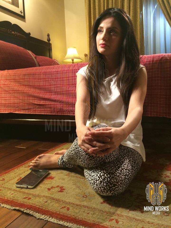 armeena khan feet 1