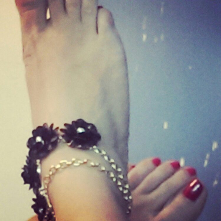 asha negi feet 4