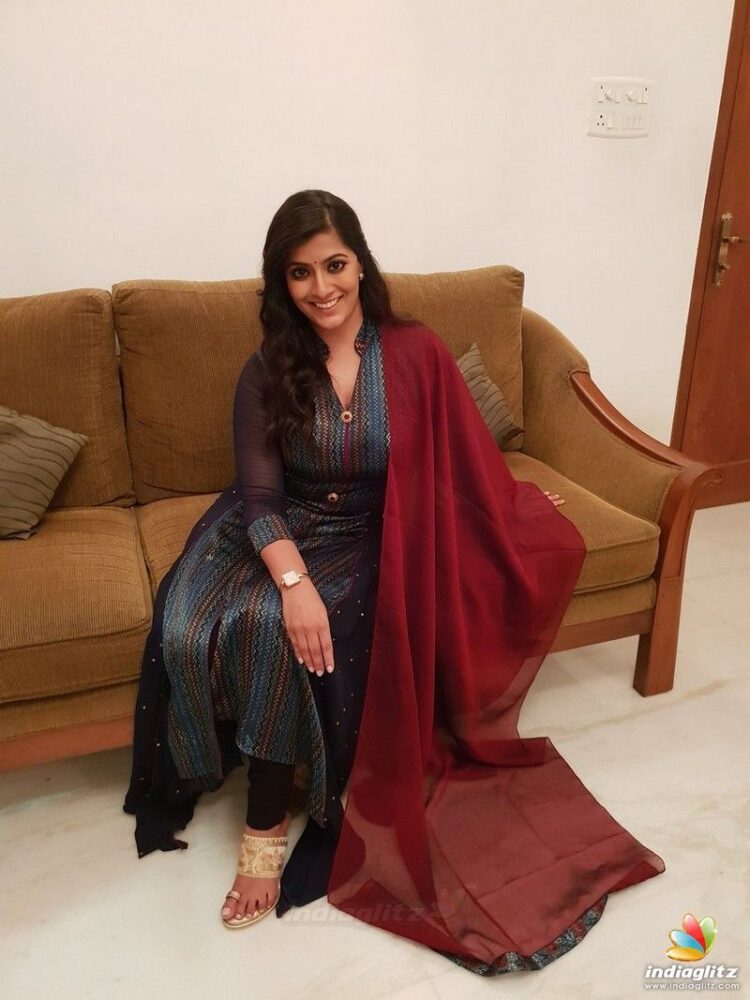 varalaxmi sarathkumar feet 6