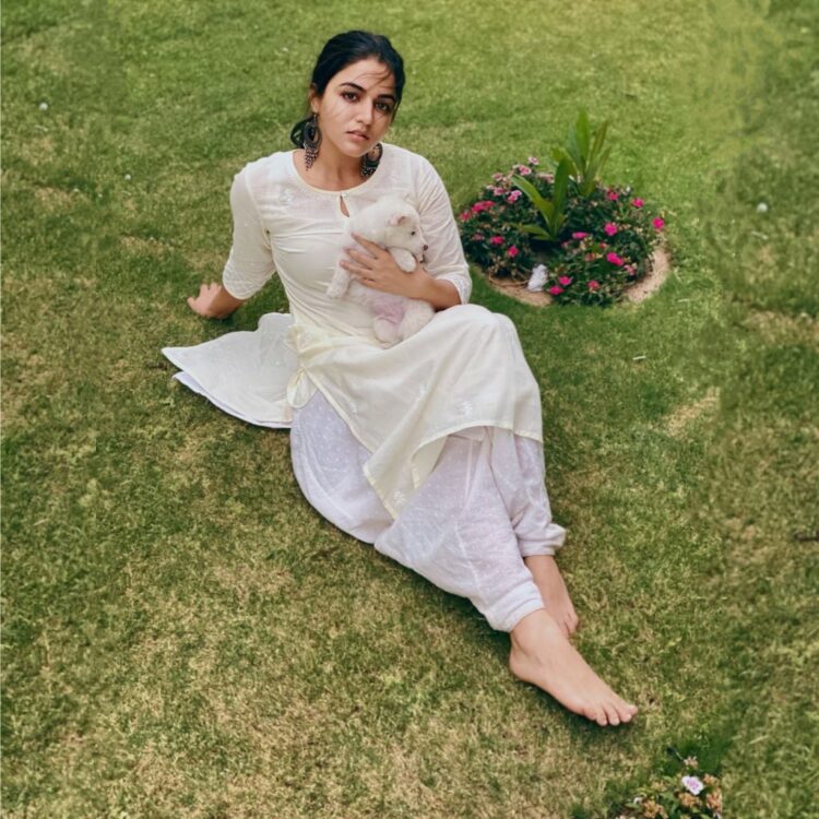 wamiqa gabbi feet 1