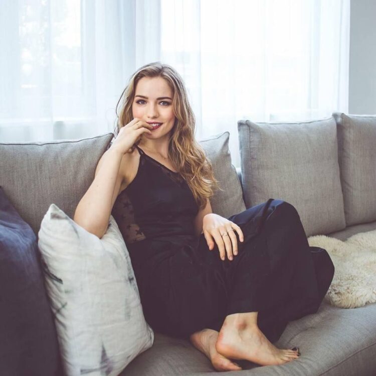 willa fitzgerald feet 3