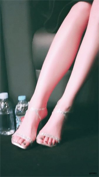 wu xuanyi feet 4