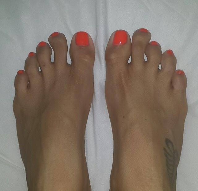 yendi phillips feet 2