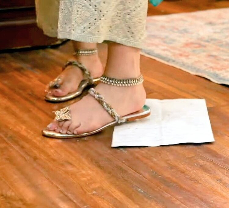 yumna zaidi feet 5